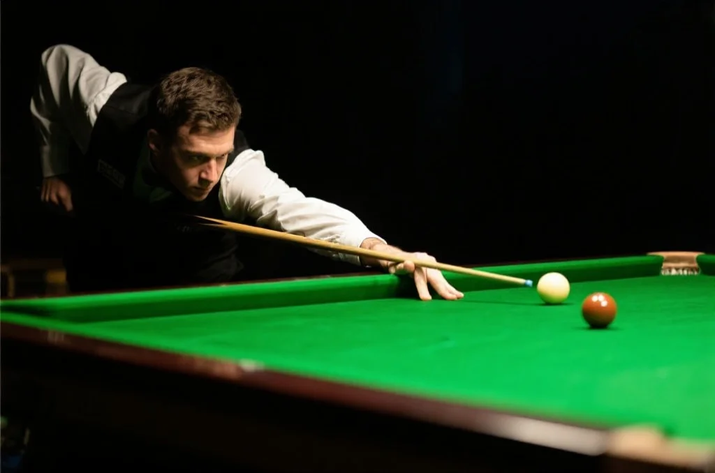 斯诺克选手在比赛中展现精湛技艺